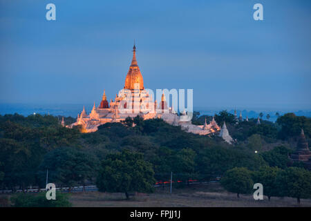 Ananda Pahtowas Tempel in blaues Licht, Bagan, Myanmar Stockfoto