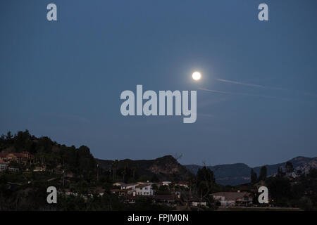 Mond über Simi Valley, Kalifornien Stockfoto