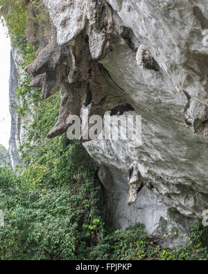 Seltsame Felsformation außerhalb der Hang Sung Sot Höhle in Halong Bucht, Vietnam, ähnlich wie zwei große Beine ragen aus den über Stockfoto