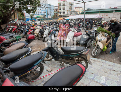 HALONG Bucht, VIETNAM - 23. Januar 2016: Motorrad parken außerhalb Halong-Markt.  Es gibt eine große Zahl von Motorrädern in Filmkunst Stockfoto