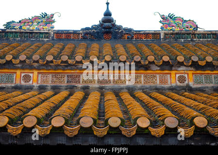 Dekore und bunten Dach Drachen auf einen Tempel am Mausoleum Kaiser Tu Duc, Vietnam Stockfoto