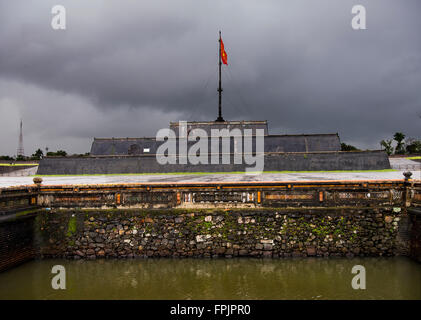 Die Zitadelle, Hue, die vietnamesische Flagge an einem stürmischen Tag Stockfoto