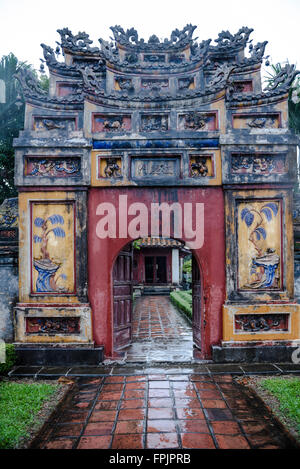 Tor zum Mieu Tempel innerhalb der Zitadelle oder die Kaiserstadt Hue, Vietnam. Stockfoto
