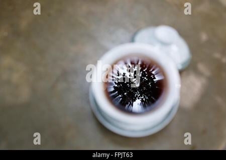 Abgedeckten Schüssel Tee mit Baum Reflexion in Sichuan China Stockfoto