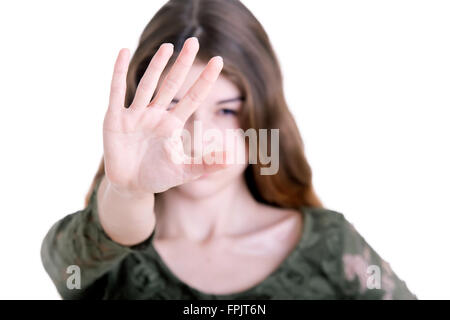 Nahaufnahme einer Frau schützt sich vor Aggressor, isoliert in weiß Stockfoto