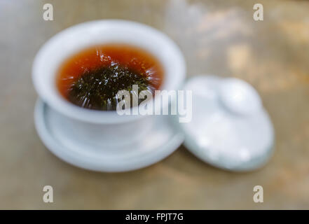 Abgedeckten Schüssel Tee mit Baum Reflexion in Sichuan China Stockfoto