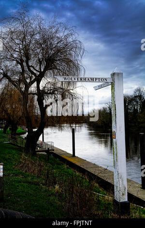 Ein Schild nach Wolverhampton zeigt Richtung Kanal und Worcester zeigt die Stadt, die den Fluss Severn vorbeikommt. Stockfoto