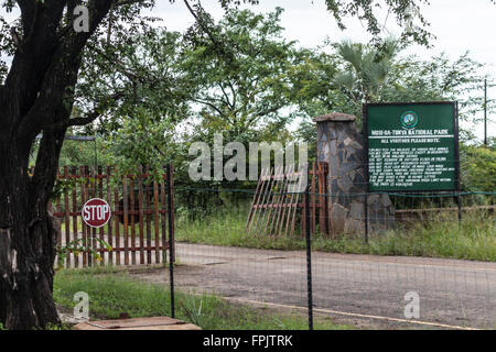 Eingang mit Schild im Mosi-Oa-Tunya National Park, angrenzend an die Victoriafälle in Livingstone, Sambia, Afrika Stockfoto