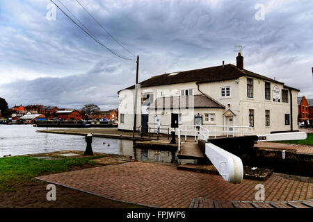 Kai ist ein Gasthaus in den Kanal-Becken am Hafen Stourport auf Severn, neben Schleusentore, die Verknüpfung mit dem Fluss Stockfoto