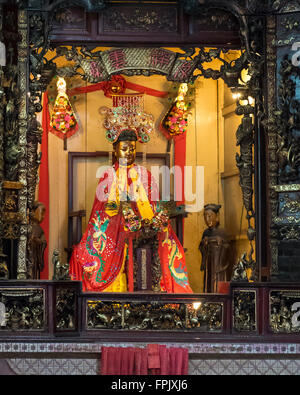 Saigon, Vietnam, ein Schrein mit und Angebote innerhalb der Thien-Hau-Pagode.  Der Tempel ist buddhistische und taoistische Stockfoto