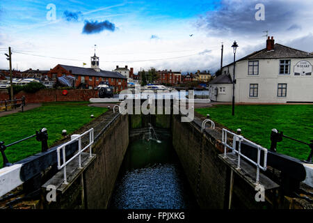 Eine Schleuse unterstützt die Kanal-Becken über den Fluss Severn an Stourport neben The Wharf inn Stockfoto