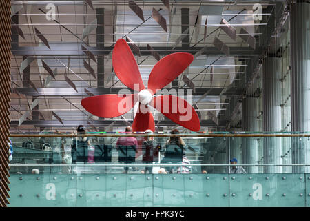 Niedriger Winkel nach oben. Reisende, die den „Daisy“-Fan in der Abflughalle des Terminals 3 des Flughafens Singapur Changi sehen. Singapur. Stockfoto