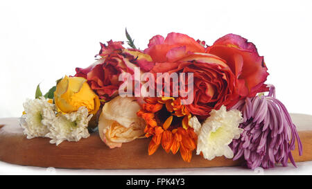 Verwelkten Blumen auf Holztisch auf weißem Hintergrund Stockfoto