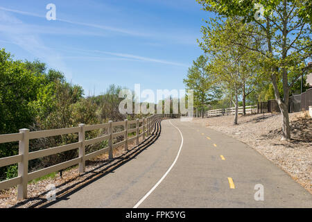 Paseo Wander- und Radwege Weg durch Wohn Vorort von Los Angeles Kalifornien. Stockfoto