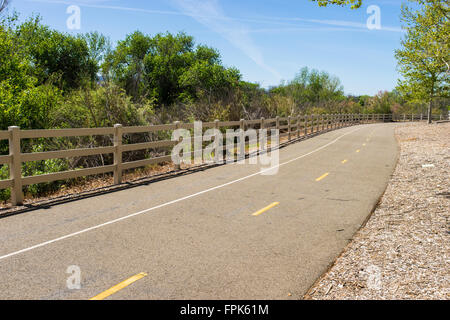 Asphalt-Rad- und Wanderweg neben Naturgebiet in Santa Clarita, Kalifornien. Stockfoto