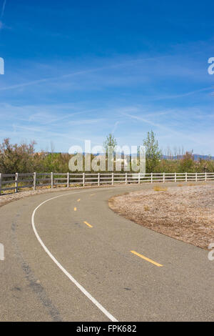 Weiten Bogen auf einem Rad- und Wanderweg für Bewegung und Entspannung in Südkalifornien. Stockfoto