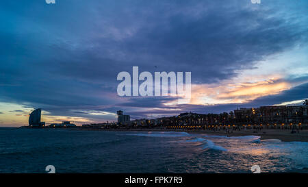 Sonnenuntergang am Strand von Barceloneta mit W Hotel Barcelona, Barcelona, Katalonien, Spanien Stockfoto