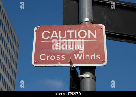 Vorsicht Starkwind Kreuz Verkehrszeichen in new Malden, Surrey, england Stockfoto