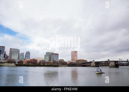 PORTLAND, OR - 27. Februar 2016: Downtown Portland Oregon gesehen an einem bewölkten Tag aus über den Willamette River. Stockfoto