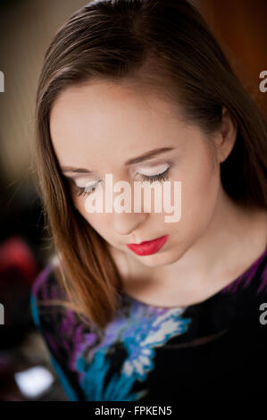 Frau schließen Augen Porträt, schöne junge Mädchen mit roten Lippenstift und weiche Make-up, Erwachsenen europäischen Mädchen mit blonden langen Haaren Stockfoto