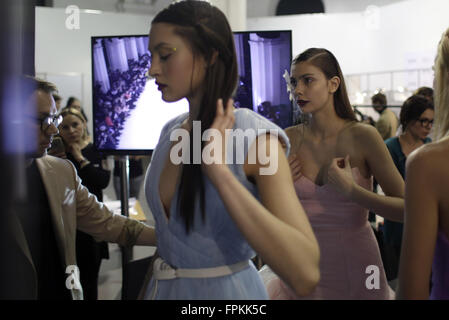 Modelle warten hinter den Kulissen während der Ukrainian Fashion Week in Kiew, Ukraine, 18. März 2016. 18. März 2016. © Swoboda Stepanov/ZUMA Draht/Alamy Live-Nachrichten Stockfoto