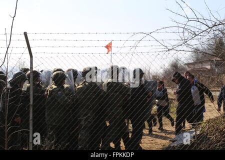 Sofia. 18. März 2016. Bulgarische Soldaten und Polizisten blockieren "illegale Einwanderer" Eindringen in Bulgarien während eines Bohrers in der Nähe von Zlatarevo Checkpoint, 18. März 2016. Innenminister und Verteidigung von Bulgarien und Mazedonien am Freitag in der Nähe von Checkpoint eine bulgarische Übung unter dem Codenamen, die Grenze 2016 darauf abzielen besuchte, die Bereitschaft, im Falle der Aufrechterhaltung Zlatarevo erhöht Migrationsdruck. © Zhan Xiaoyi/Xinhua/Alamy Live-Nachrichten Stockfoto