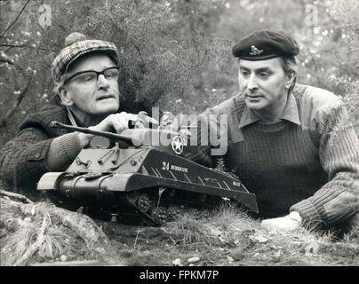 1969 - Fernbedienung RC Tank In den Hügeln von Keston Teiche an vorderster Front, Alfred Burr und Staff Sergeant Smith (der zufällig vorbei) © Keystone Bilder USA/ZUMAPRESS.com/Alamy Live News Stockfoto