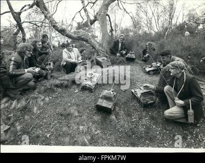 1969 - Fernbedienung RC Tank Teil des Schlachtfeldes mit Gruppen-Mitglieder und Fans. © Keystone Bilder USA/ZUMAPRESS.com/Alamy Live-Nachrichten Stockfoto