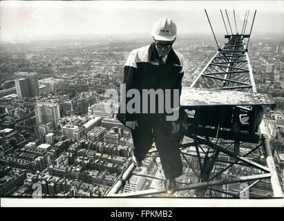 1974 - Ski-hohe Jim-Mann an die Spitze: mit sicher Füße und einen kühlen Kopf, Jimmy Wheelan geht an die Arbeit - 635-Füße. Als Kranführer auf das neue Museum Telefonzentrale und Funkturm aus London Tottenham Court Road hat er die Stadt Top-Job. Gestern erreichte er die Höhe des Erfolgs - das Richtfest, die die Fertigstellung des Rohbaus gekennzeichnet. Für Jimmy, 52-j hrige Ire. Es bedeutete das Ende des drei - Jahr-alten Job, in dem er bis 15.000 Tonnen Kommentar, Stahl und Glas gehisst hat. Das Ergebnis ist ein runder Turm - gebaut für die Post-Office-das ist mehr als 250-Füße Stockfoto