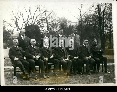 1927 - Mitglieder des Kabinetts Foto: von links nach rechts sitzen; Postmaster General Harry S. Neue, Sedy der Krieg John W. Wochen, Secy staatliche Chas. E. Hughes, Präsident Coolidge; Secy Treasury Mellon, Atty General Harlan F. Stein und Secy Marine Curtis D. Wilbur. Stehend: Secy Labor James J. Davis, Secy Landwirtschaft Henry C. Wallace, Secy Commerce Herbert Hoover und Secy Hubert Innenausbau. © Keystone Bilder USA/ZUMAPRESS.com/Alamy Live-Nachrichten Stockfoto