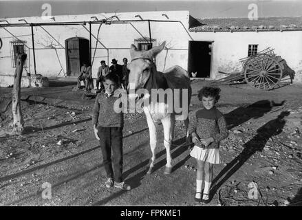 23. August 1966 - Palomares, Spanien - ereignete sich die 1966 Palomares B-52-Absturz oder Palomares Vorfall am 17. Januar 1966, wenn ein B - 52 G Bomber von der United States Air Force kollidierte Strategic Air Command mit einem Tanker KC-135 beim Luft tanken bei 31.000 Fuß (9.450 m) über das Mittelmeer vor der Küste von Spanien. Die B - 52 G durchgeführt, waren drei von den vier Mk28 Art Wasserstoffbomben auf dem Land nahe dem kleinen Fischerdorf Dorf Palomares in der Gemeinde von Cuevas del Almanzora, Almer'a, Spanien gefunden. Der nicht-nuklearen Sprengstoff in zwei der Waffen gezündet beim Aufprall auf dem Boden wieder Stockfoto