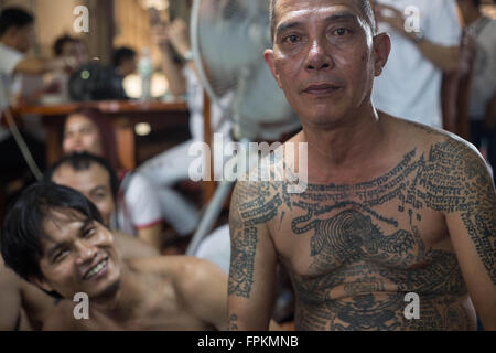 Bangkok, Nakhon Chaisi, Thailand. 19. März 2016. Während der jährlichen Wat Bang Phra Tattoo Festival in Nakhon Chaisi (westlich von Bangkok) ist ein Mann mit schützenden Tätowierungen auf seinem ganzen Körper abgebildet. Tausende von buddhistischen Gläubigen versammelten sich in den Tempel Wat Bang Phra jedes Jahr einige der Teilnehmer gehen in einen Trance-ähnlichen Zustand, wo sie "durch den Geist des Tieres, die dann auf ihre Haut von Mönchen zum Schutz gegen böse Geister und Unglück tätowiert ist besessen sind". Bildnachweis: Guillaume Payen/ZUMA Draht/Alamy Live-Nachrichten Stockfoto