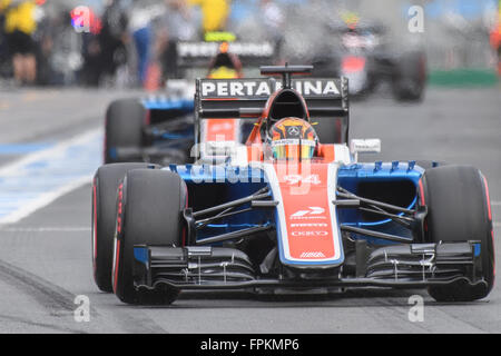 Albert Park, Melbourne, Australien. 19. März 2016. Pascal Wehrlein (GER) #94 aus dem Manor Racing verlassen die Gruben für die Qualifikation in die 2016 Australian Formula One Grand Prix im Albert Park in Melbourne, Australien. Sydney Low/Cal Sport Media/Alamy Live-Nachrichten Stockfoto