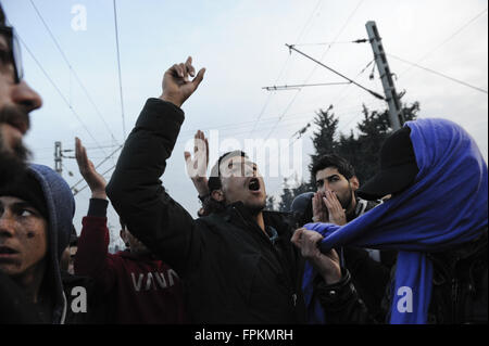 Madrid, Spanien. 18. März 2016. Eine Gruppe von Flüchtlingen im Lager der Idomeni am Ende der Verhandlungen zwischen Europa und der Türkei zu protestieren. Die Grenze wird mit Mazedonien nicht geöffnet werden. © Nacho Guadano/ZUMA Draht/Alamy Live-Nachrichten Stockfoto