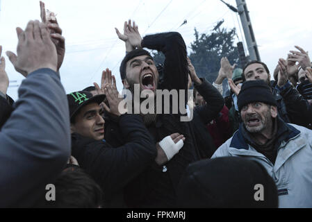 Madrid, Spanien. 18. März 2016. Eine Gruppe von Flüchtlingen im Lager der Idomeni am Ende der Verhandlungen zwischen Europa und der Türkei zu protestieren. Die Grenze wird mit Mazedonien nicht geöffnet werden. © Nacho Guadano/ZUMA Draht/Alamy Live-Nachrichten Stockfoto