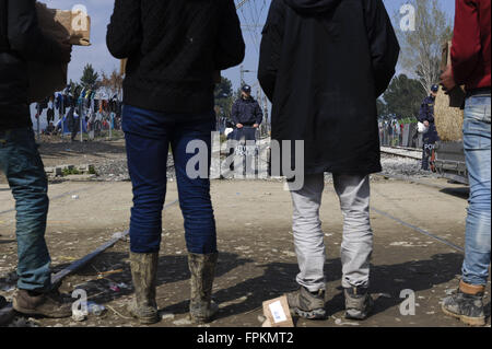 Madrid, Spanien. 18. März 2016. Eine Gruppe von Flüchtlingen im Lager der Idomeni am Ende der Verhandlungen zwischen Europa und der Türkei zu protestieren. Die Grenze wird mit Mazedonien nicht geöffnet werden. © Nacho Guadano/ZUMA Draht/Alamy Live-Nachrichten Stockfoto