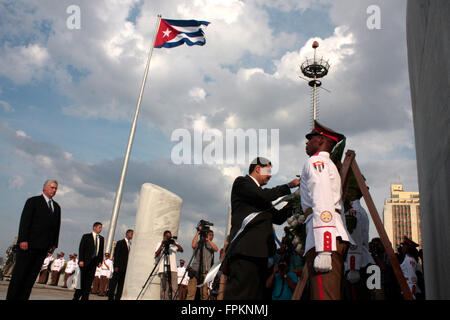 (160319)--Havanna, 19. März 2016 (Xinhua)--Venezuelas Präsident Nicolas Maduro (2. R) und Kubas erster Vizepräsident Miguel Mario Diaz-Urcun (L) an einer Kranzniederlegung Zeremonie in das Denkmal nationaler Held Jose Marti in Havanna, die Hauptstadt von Kuba, am 18. März 2016 teilnehmen. Die Regierungen von Kuba und Venezuela unterzeichneten am Freitag in Havanna die Schlussakte der 16 Sitzung der zwischenstaatlichen Kommission beider Länder, die die bilaterale Zusammenarbeit in verschiedenen Bereichen für den Zeitraum 2016-2030 setzt. (Xinhua/Str) (Rtg) Stockfoto