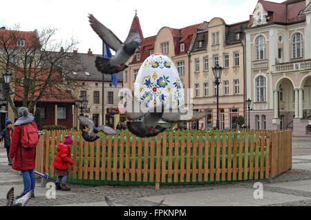 Wejherowo, Polen 19. März 2016 Riesen Osterei bemalt in den traditionellen Kaschubisch-Mustern in Wejherowo am Hauptplatz der Stadt angezeigt. Osterei symbolisiert bevorstehende nächste Woche Ostern in Polen. Bildnachweis: Michal Fludra/Alamy Live-Nachrichten Stockfoto