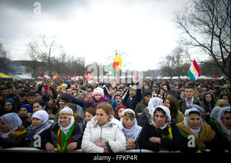 Hannover, Deutschland. 19. März 2016. Kurdische Demonstranten bei einer Demonstration in Hannover, 19. März 2016. Nach Angaben der Polizei teilnehmen 6.000 Demonstranten an die Ankündigung für die kurdischen Newroz-fest. Foto: Alexander Koerner/Dpa/Alamy Live News Stockfoto