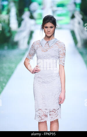 ZAGREB, Kroatien - 18. März 2016: Modell Kleidung entworfen von Elfen auf der Bipa Fashion.hr Fashion Show in Zagreb, Kroatien. Stockfoto