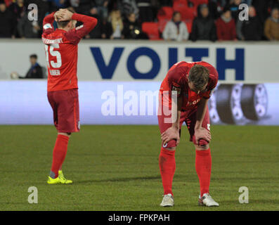 Heidenheim, Deutschland. 18. März 2016. Frankfurts Alexander Huber (l) und Manuel Konrad nach dem deutschen 2. Bundesliga-Fußballspiel zwischen 1. FC Heidenheim und FSV Frankfurt bei Voith-Arena in Heidenheim, Deutschland, 18. März 2016. Foto: STEFAN PUCHNER/Dpa/Alamy Live News Stockfoto