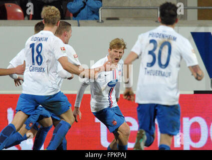 Heidenheim, Deutschland. 18. März 2016. Heidenheim Ben Halloran feiert nach der Aufnahme das 2:2-Ziel während der deutschen 2. Bundesliga-Fußballspiel zwischen 1. FC Heidenheim und FSV Frankfurt bei Voith-Arena in Heidenheim, Deutschland, 18. März 2016. Foto: STEFAN PUCHNER/Dpa/Alamy Live News Stockfoto