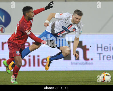 Heidenheim, Deutschland. 18. März 2016. Heidenheim Robert Leipertz (r) und Frankfurts Shawn Barry in Aktion während des deutschen 2. Bundesliga-Fußballspiel zwischen 1. FC Heidenheim und FSV Frankfurt bei Voith-Arena in Heidenheim, Deutschland, 18. März 2016. Foto: STEFAN PUCHNER/Dpa/Alamy Live News Stockfoto