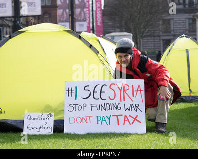 Glasgow, Vereinigtes Königreich. 19. März 2016. Obdachlose Raymond King camping in Glasgows George Square. #M19Scot #refugeeswelcome Kredit: Alan Robertson/Alamy Live-Nachrichten Stockfoto