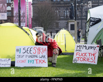 Glasgow, Vereinigtes Königreich. 19. März 2016. Obdachlosen Mann Raymond King camping in Glasgows George Square. #M19Scot #refugeeswelcome Kredit: Alan Robertson/Alamy Live-Nachrichten Stockfoto