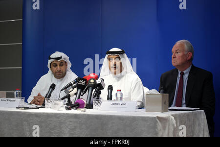 (160319)--DUBAI, 19. März 2016 (Xinhua)--The CEO of FlyDubai Ghaith Al-Ghaith (C) spricht auf einer Pressekonferenz in Dubai, Vereinigte Arabische Emirate (VAE), 19. März 2016. Die Ursache eines Flugzeugabsturzes in Südrußland, das alle 62 Menschen an Bord getötet wird noch untersucht, CEO von FlyDubai sagte am Samstag.  (Xinhua) Stockfoto