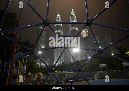 Kuala Lumpur, Kuala Lumpur, Malaysia. 19. März 2016. Dieses Bild, aufgenommen am 19. März 2016 zeigt während der Earth Hour-Kampagne in Kuala Lumpur Malaysia Wahrzeichen Petronas Twin Towers in Kuala Lumpur, bevor die Lichter ausgeschaltet sind. Bildnachweis: Kepy/ZUMA Draht/Alamy Live-Nachrichten Stockfoto