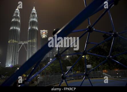 Kuala Lumpur, Kuala Lumpur, Malaysia. 19. März 2016. Dieses Bild, aufgenommen am 19. März 2016 zeigt während der Earth Hour-Kampagne in Kuala Lumpur Malaysia Wahrzeichen Petronas Twin Towers in Kuala Lumpur, bevor die Lichter ausgeschaltet sind. Bildnachweis: Kepy/ZUMA Draht/Alamy Live-Nachrichten Stockfoto