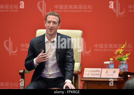 Peking, China. 19. März 2016. Mark Zuckerberg, Gründer und CEO von Facebook, besucht die wirtschaftliche Summit der China Development Forum 2016 in Peking, Hauptstadt von China, 19. März 2016. Bildnachweis: Li Xin/Xinhua/Alamy Live-Nachrichten Stockfoto