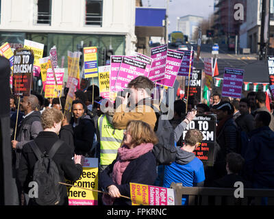 Glasgow, Vereinigtes Königreich. 19. März 2016. Tausende von Menschen versammeln sich in Glasgows George Square zu protestieren gegen Rassismus und Flüchtlinge willkommen. #M19Scot #refugeeswelcome Kredit: Alan Robertson/Alamy Live-Nachrichten Stockfoto